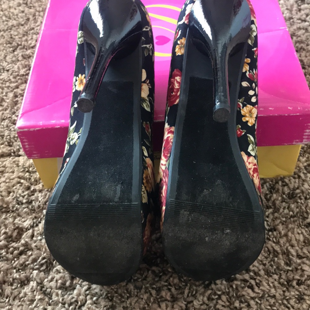 Heels - Picture 4 of 5